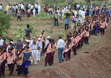 Citizens of Madhya Pradesh planting trees